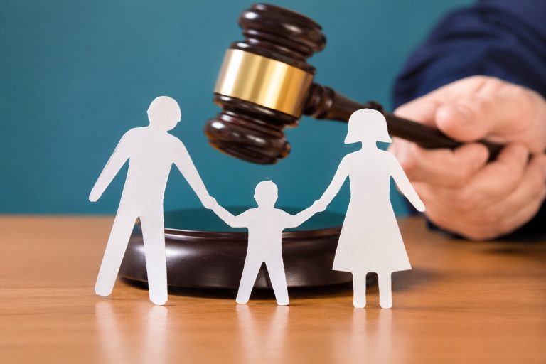 Poate copilul să aleagă cu ce părinte vrea să locuiască? Aspecte importante prevăzute de lege